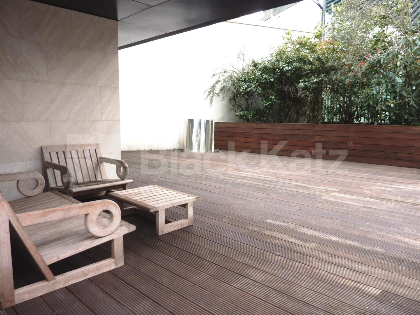 			Overlooking Regents Park!, 2 Bedroom, 1 bath, 1 reception Flat			 Oval Road, PRIMROSE HILL / REGENTS PK